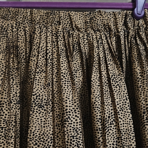 SINCERLY JULES Cheetah print pleated accordian style midi skirt. Size small - Picture 3 of 9